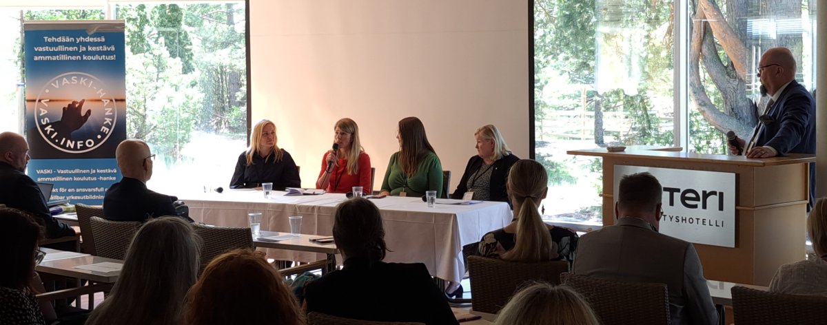 Yyterin tilaisuuden paneelissa Kristiina Salonen, Ulla Heinonen, Mia O´Neill ja Riikka Piispa sekä Matti Isokallio.